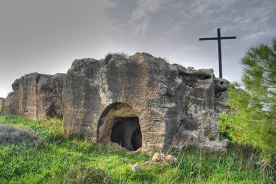 Cross_and_Tomb